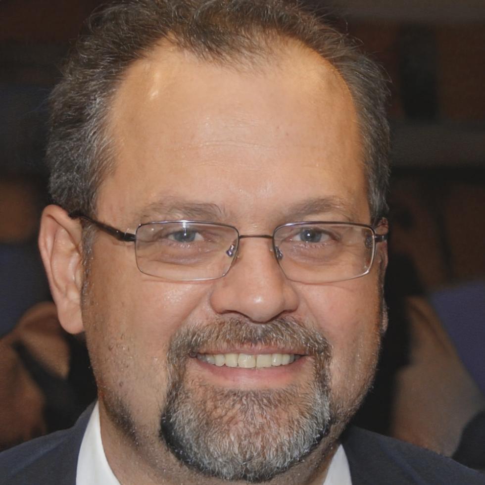 Retrato profesional de Aurelio Mendívil, especialista en análisis financiero