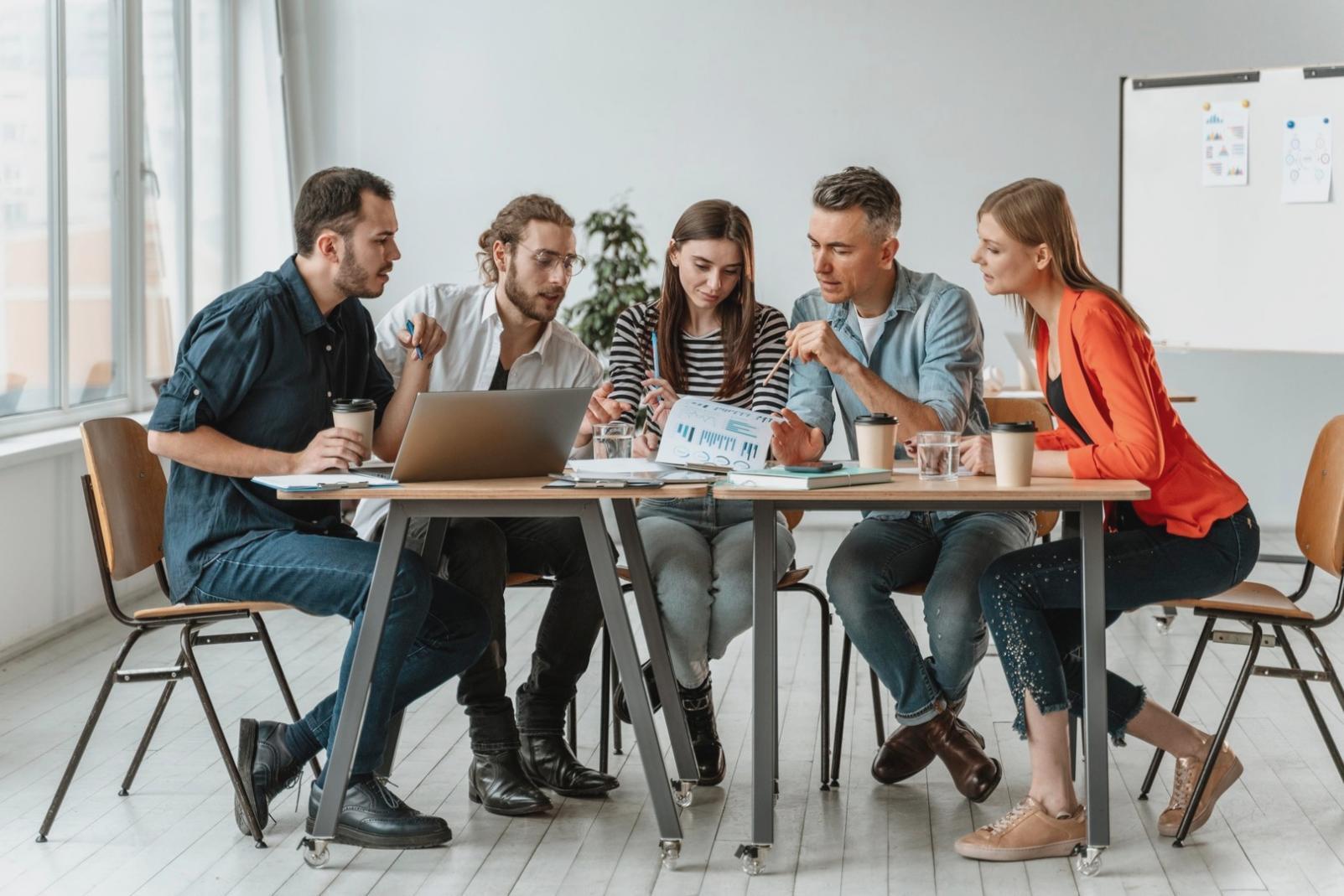 Ambiente de aprendizaje colaborativo con estudiantes trabajando en análisis financiero